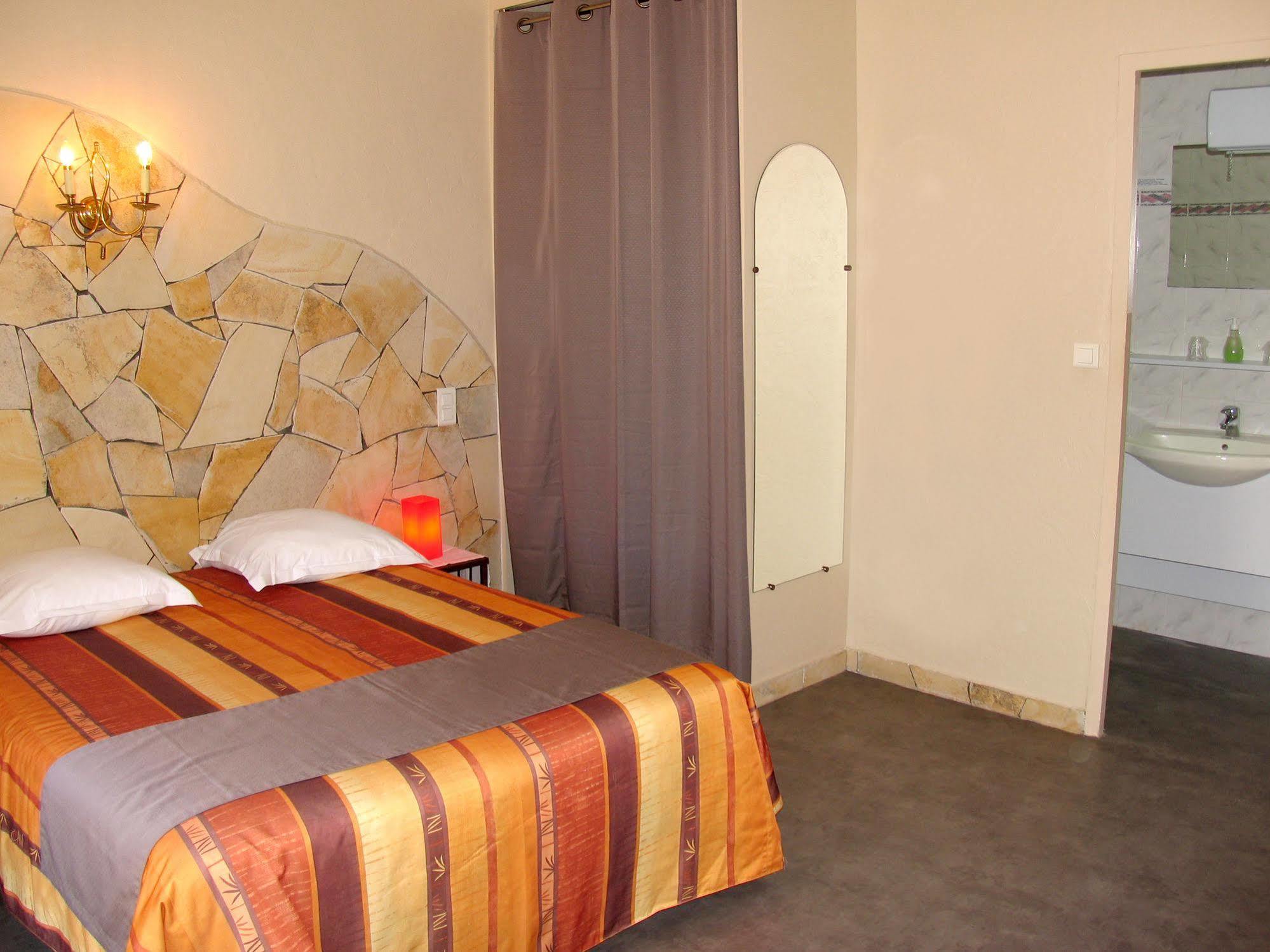 Hotel Et Studios Les Amandiers Saint-Raphaël Exteriör bild