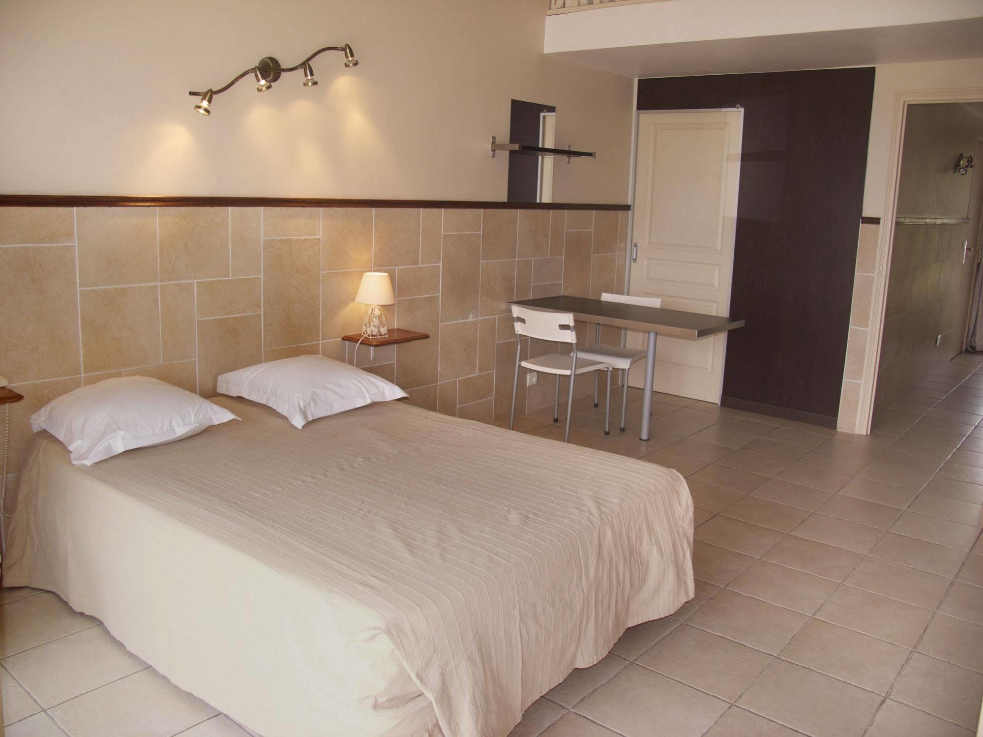 Hotel Et Studios Les Amandiers Saint-Raphaël Exteriör bild