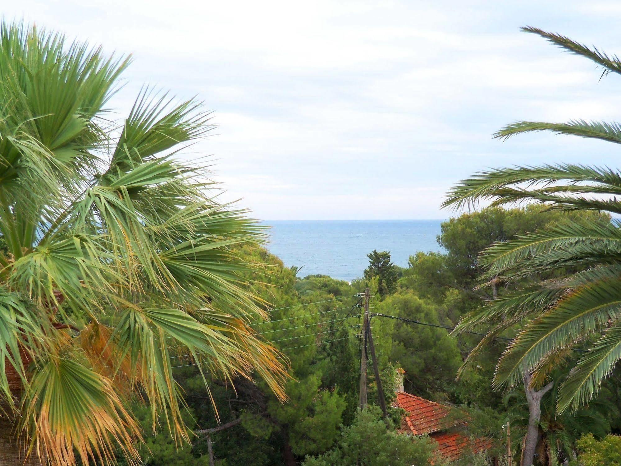 Hotel Et Studios Les Amandiers Saint-Raphaël Exteriör bild